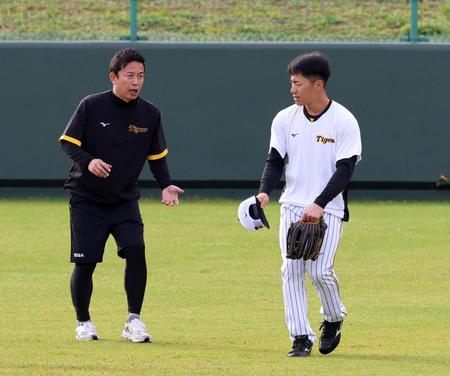 　赤星憲広氏（左）からアドバイスを受ける福島（撮影・山口登）