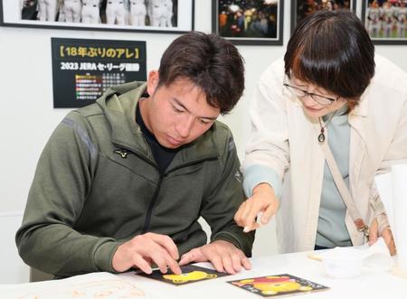 　チョークアートに挑戦する椎葉（撮影・立川洋一郎）