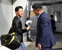 　山本昌氏（右）と言葉を交わす門別