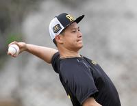 　軽めのキャッチボールをする大竹