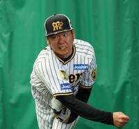 　ブルペンで投球する西勇（撮影・中田匡峻）