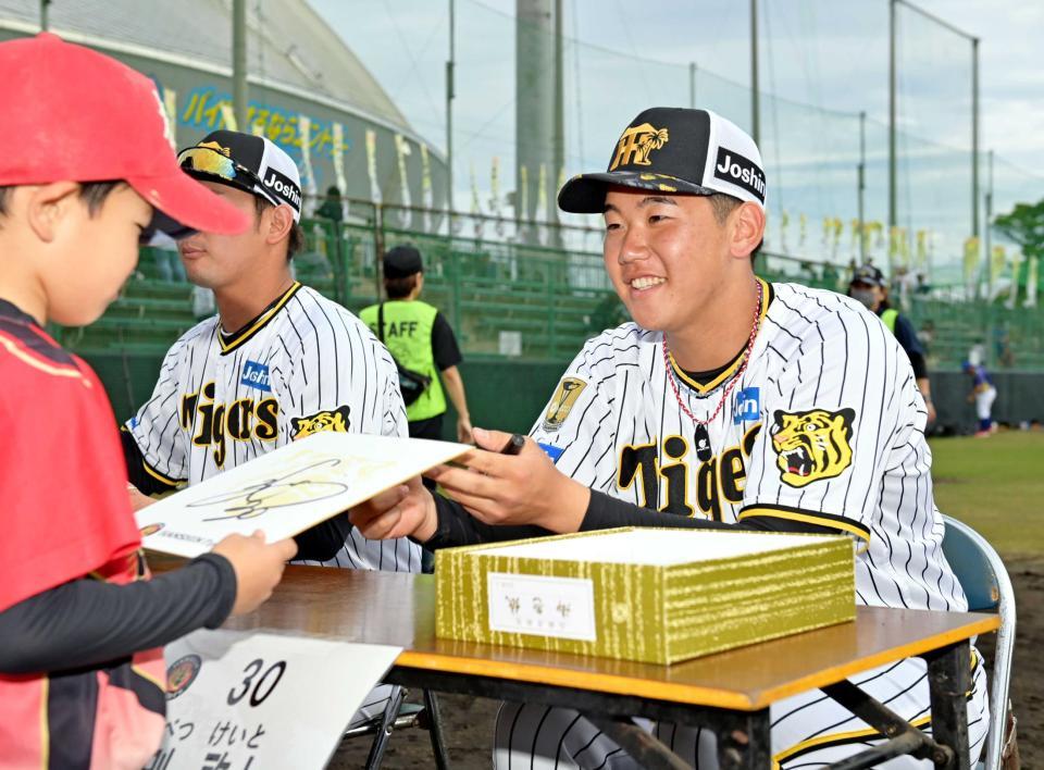 　野球教室を終えた子どもたちにサイン色紙をプレゼントする門別（撮影・立川洋一郎）