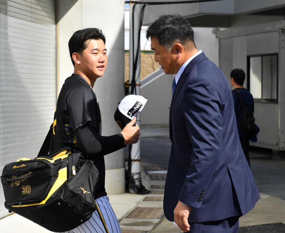 　山本昌氏（右）と言葉を交わす門別