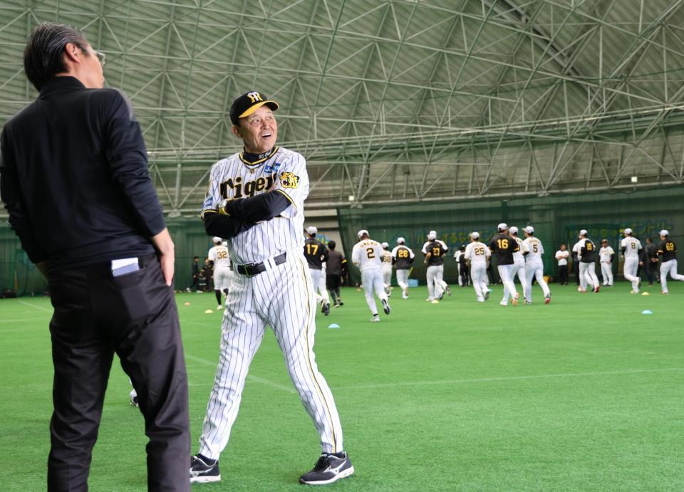 　室内から晴れ渡る外を眺める岡田監督（撮影・田中太一）