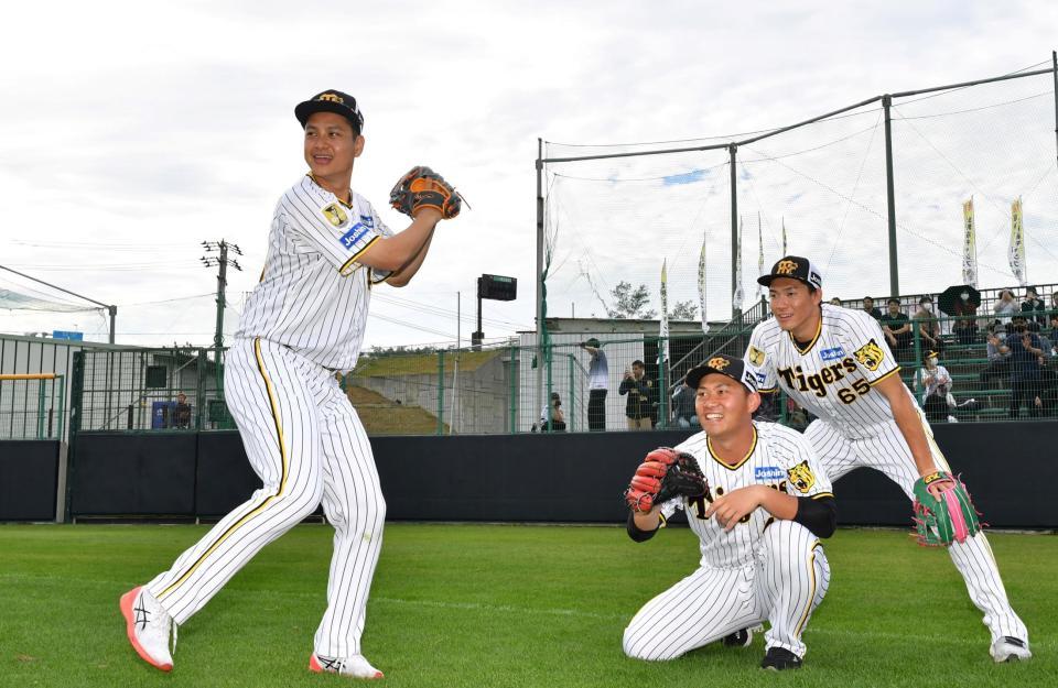 　野球教室を楽しんだ大竹（打者）、桐敷（捕手）、湯浅（審判）＝撮影・中田匡峻