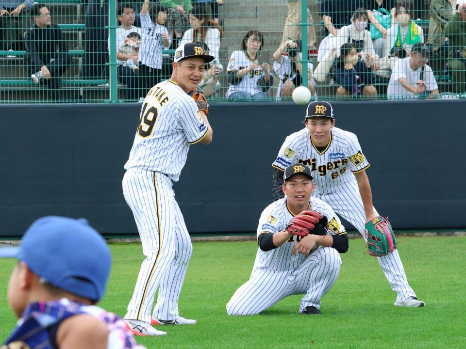 　野球教室でこどもと楽しんだ大竹（打者）、桐敷（捕手）、湯浅（審判）＝撮影・中田匡峻