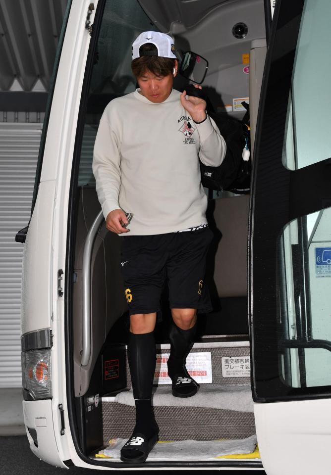 　球場入りする西勇（撮影・中田匡峻）