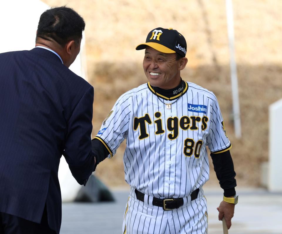 　山本昌氏（左）と握手を交わす岡田監督（撮影・中田匡峻）