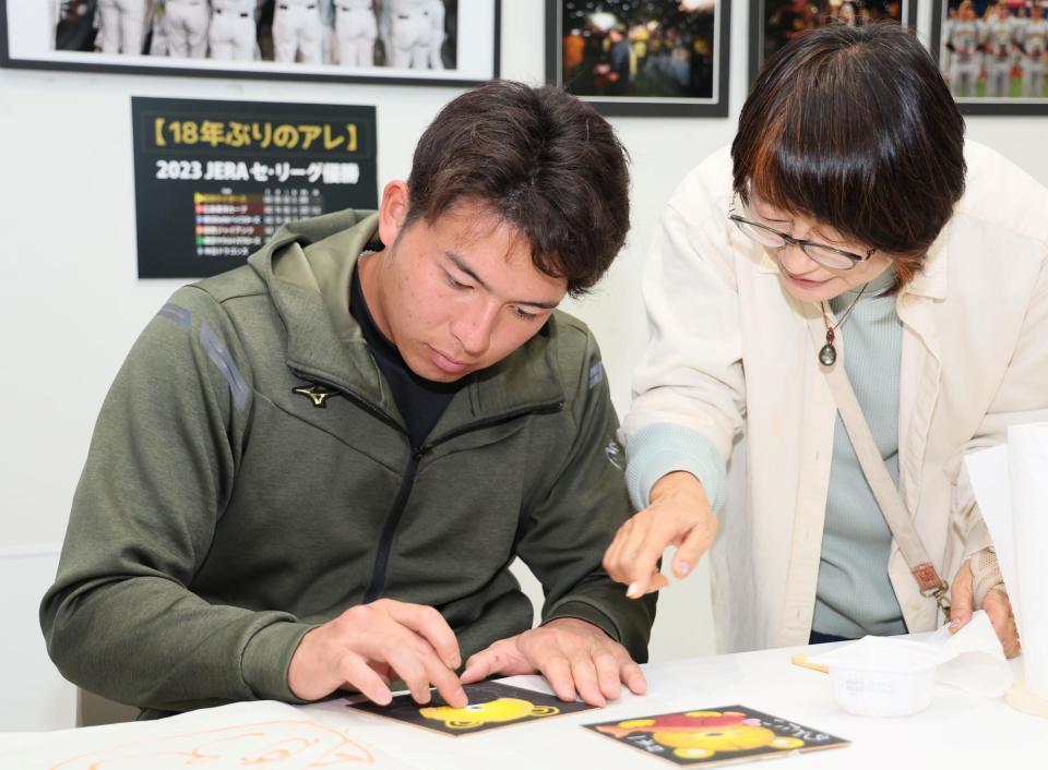 　チョークアートに挑戦する椎葉（撮影・立川洋一郎）