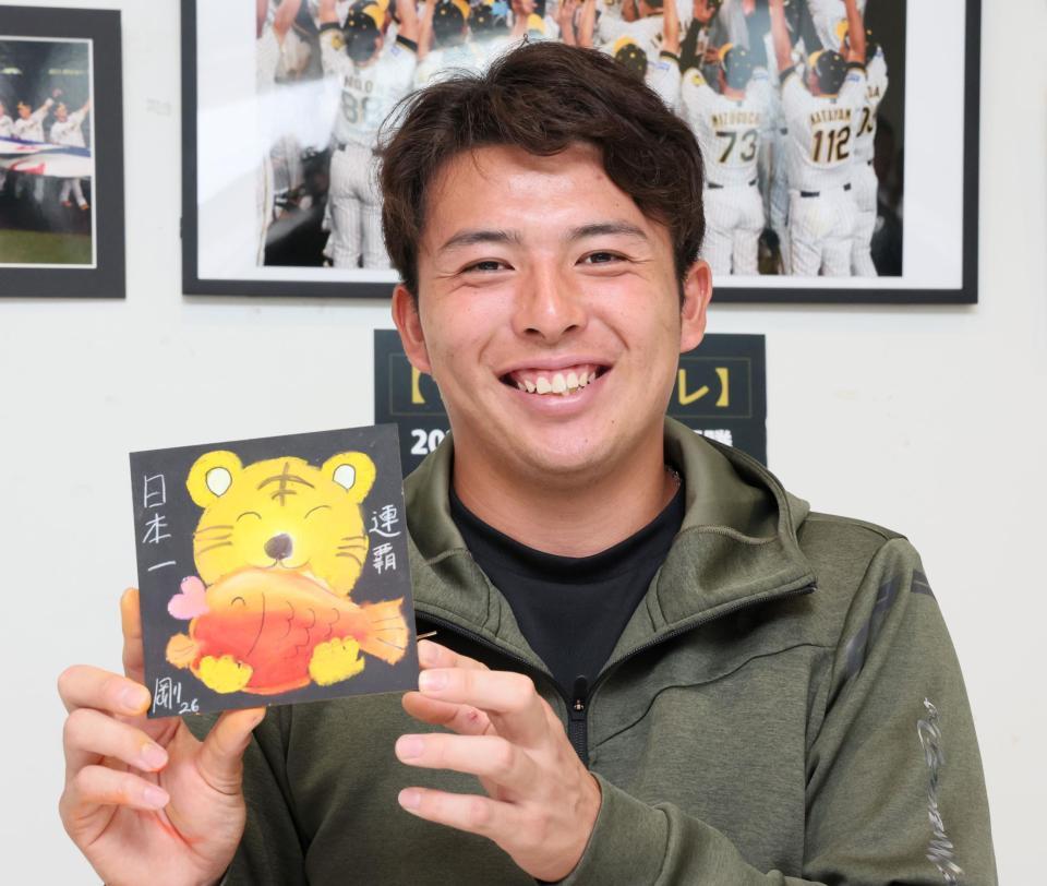 　チョークアートに挑戦し、完成した絵を手にして笑顔を見せる椎葉（撮影・立川洋一郎）