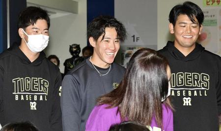　病院訪問を行い、笑顔を見せる（左から）門別、富田、岡留