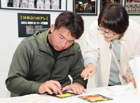 　チョークアートに挑戦する椎葉（撮影・立川洋一郎）