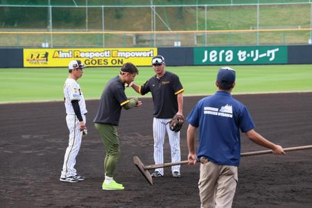 　早出特守で鳥谷敬氏のアドバイスに耳を傾ける小野寺（撮影・立川洋一郎）