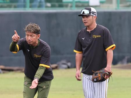 　小野寺に教え込む鳥谷臨時コーチ（撮影・田中太一）