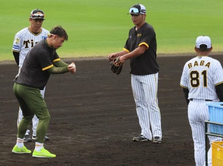 　早出特守で鳥谷敬氏の指導を受ける小野寺（撮影・立川洋一郎）