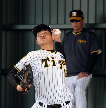 　ブルペンで投球練習する高橋（右は和田２軍監督）＝撮影・山口登