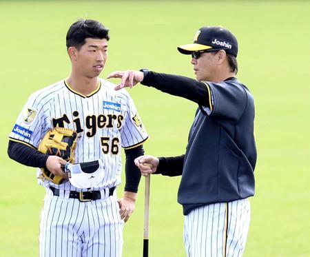 　百崎（左）にアドバイスする和田２軍監督