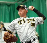 　ブルペンで投球する門別＝４日