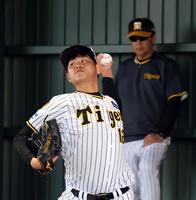 　ブルペンで投球練習する高橋（右は和田２軍監督）＝撮影・山口登