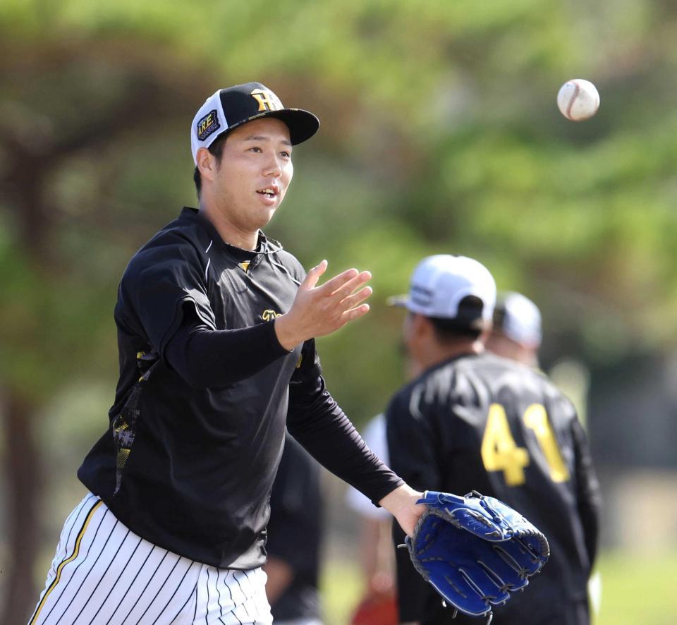 　投内連係を行う青柳＝３日（撮影・中田匡峻）