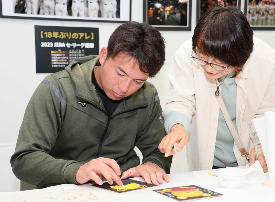 　チョークアートに挑戦する椎葉（撮影・立川洋一郎）