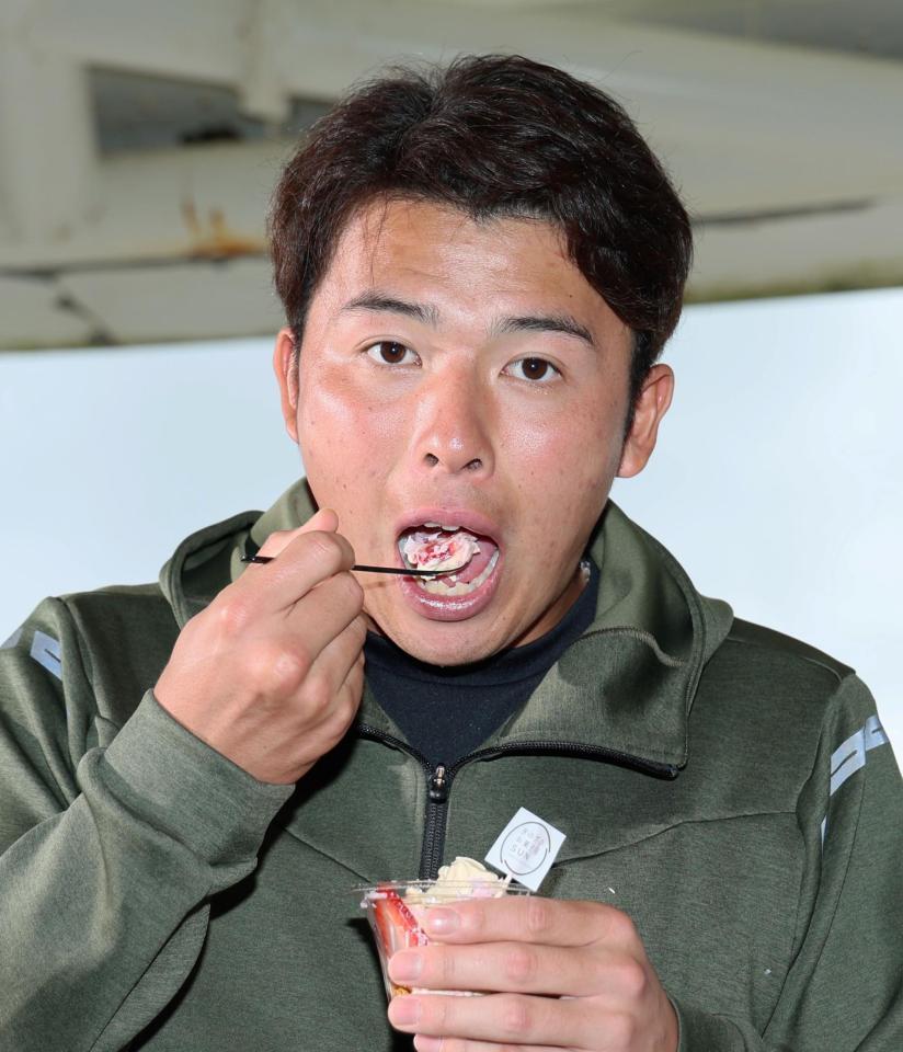 　宜野座村特産のいちごを使ったパフェをほおばる椎葉（撮影・立川洋一郎）