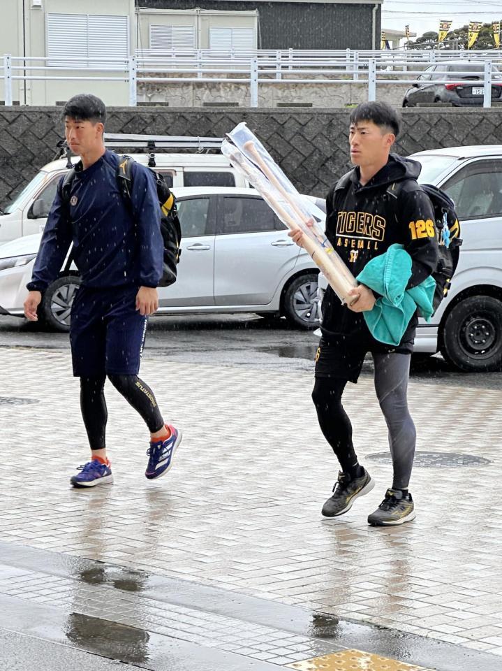 　休日返上で具志川ドームに入る福島（右）と百崎