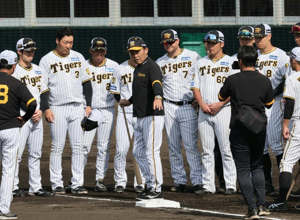 　走塁練習で選手を集めて指導する岡田監督（撮影・田中太一）