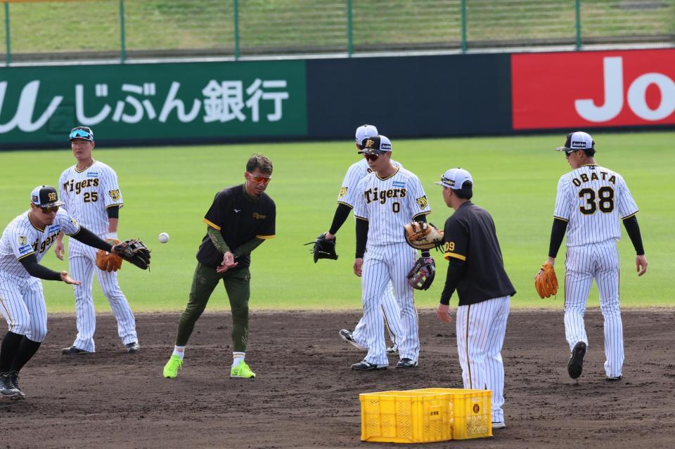 　部門別守備練習で木浪にアドバイスをする鳥谷敬氏（撮影・立川洋一郎）