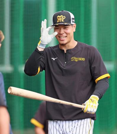 　打撃練習中に笑顔を見せる佐藤輝（撮影・立川洋一郎）