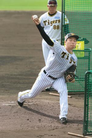 　ランチ特打に登板して打者と対戦する椎葉（撮影・立川洋一郎）