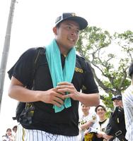 　サブグラウンドから引き揚げる椎葉（撮影・中田匡峻）