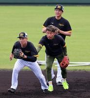 　山田（左）は鳥谷臨時コーチから指導を受ける（撮影・山口登）