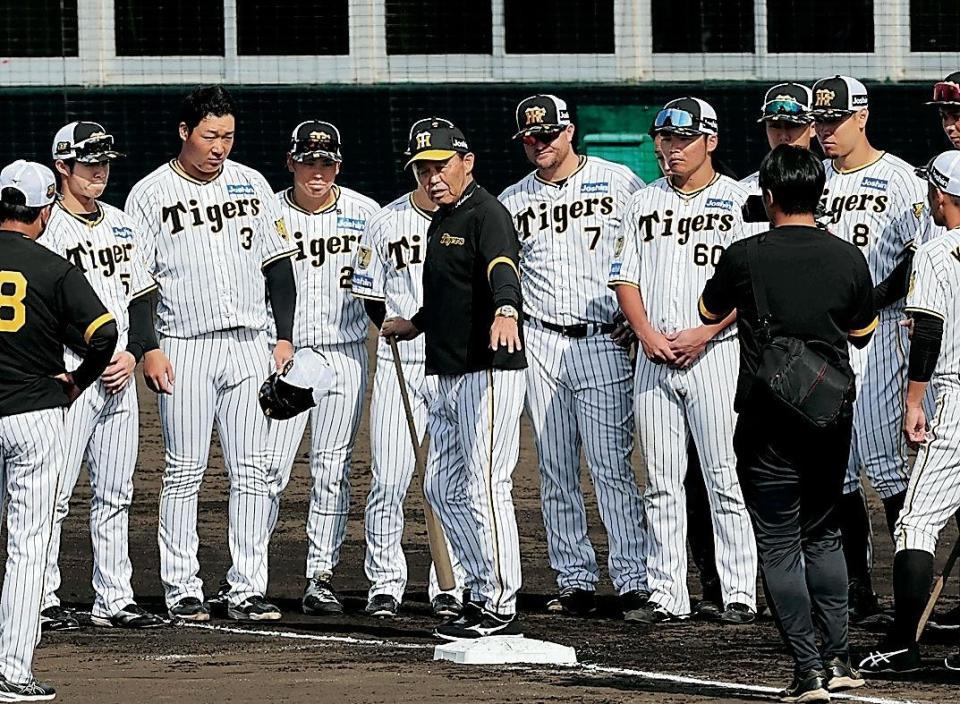 　走塁練習で選手を集めて指導する岡田監督（撮影・田中太一）