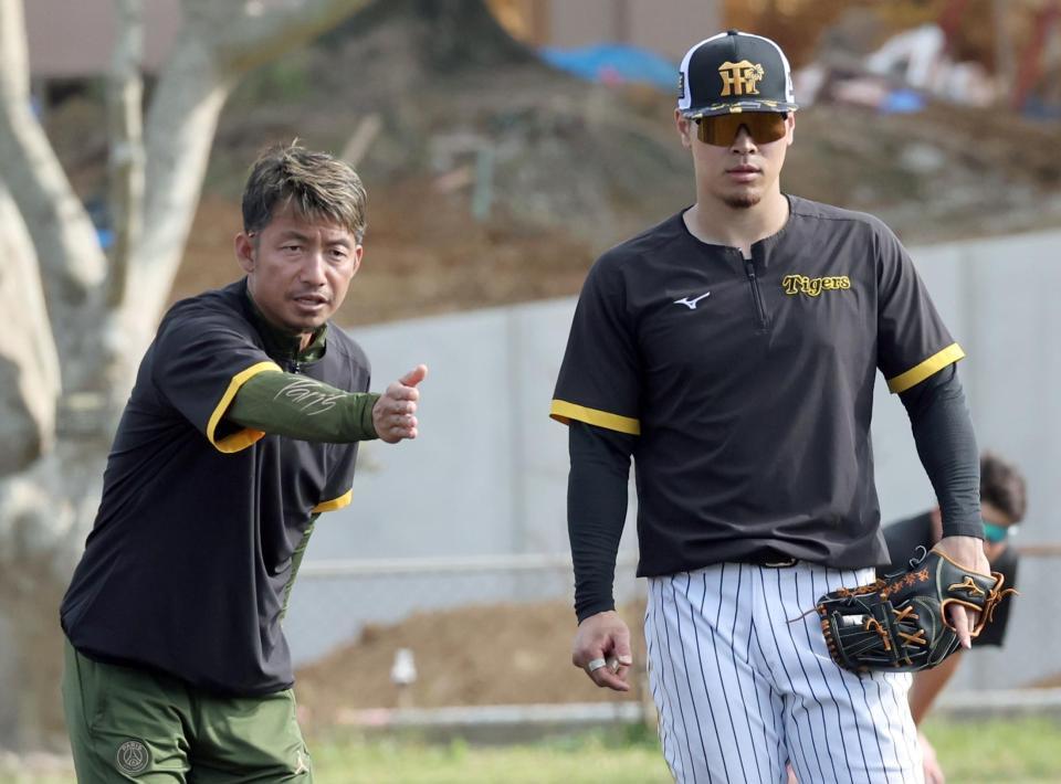 　鳥谷敬臨時コーチから指導を受ける佐藤輝（撮影・田中太一）