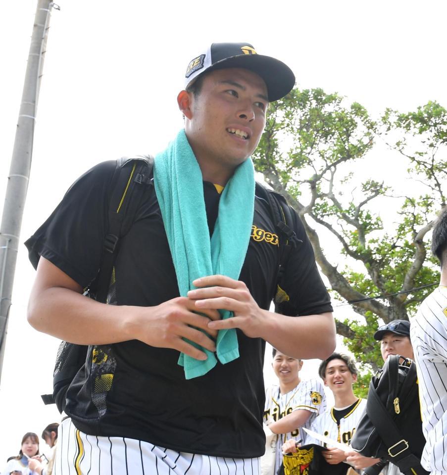 　サブグラウンドから引き揚げる椎葉（撮影・中田匡峻）