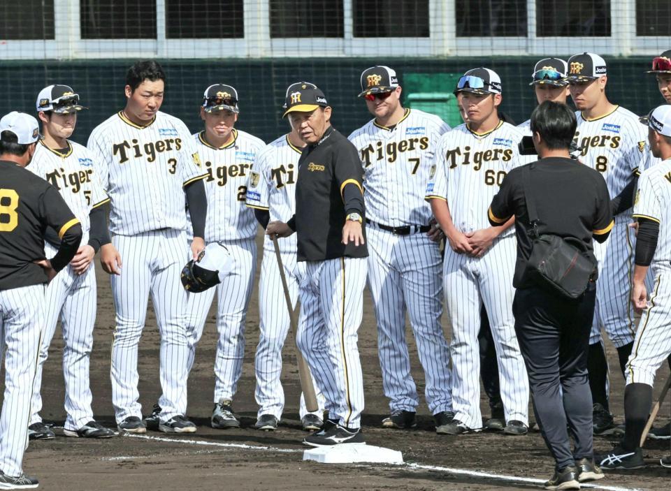 　走塁練習で選手を集めて指導する岡田監督（撮影・田中太一）