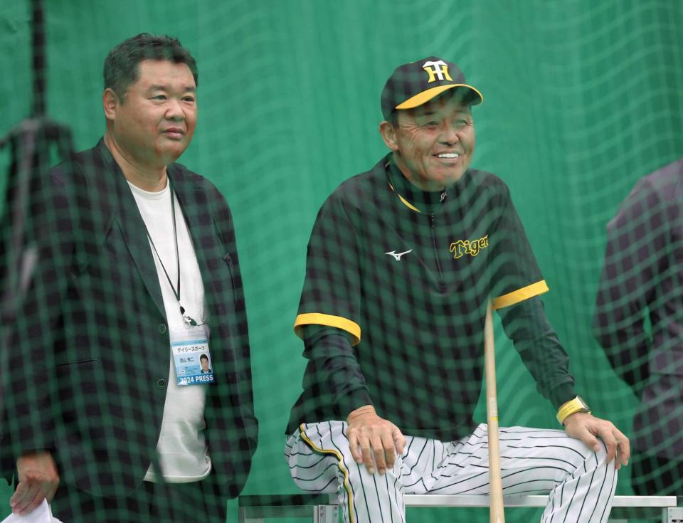 　投手陣の投球を見つめる岡田監督（右）と西山氏