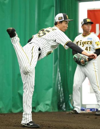 　ブルペンで投球する湯浅