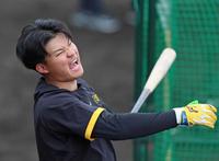 　ロングティーをして声を張り上げる森下（撮影・立川洋一郎）