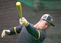 　ミエセスの短いバットを使ってティー打撃をする佐藤輝（撮影・立川洋一郎）