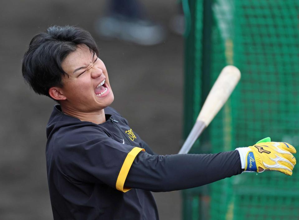 　ロングティーをして声を張り上げる森下（撮影・立川洋一郎）