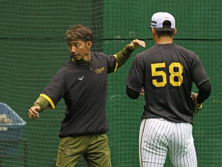 　前川（右）を指導する鳥谷臨時コーチ（撮影・中田匡峻）