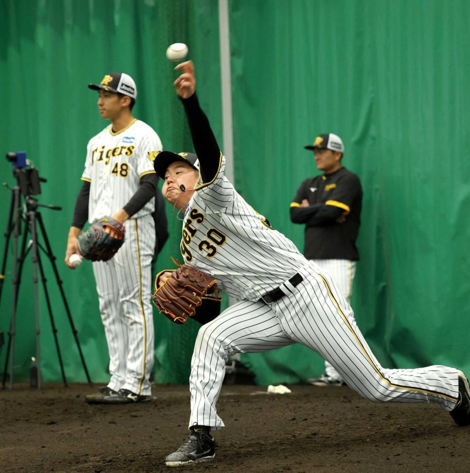 　岡田監督の“秘蔵っ子”門別（手前）と茨木（撮影・中田匡峻）