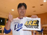 　阪神の連覇に太鼓判！笑顔でサムアップポーズを決めるサムスン・呉昇桓（撮影・田中太一）