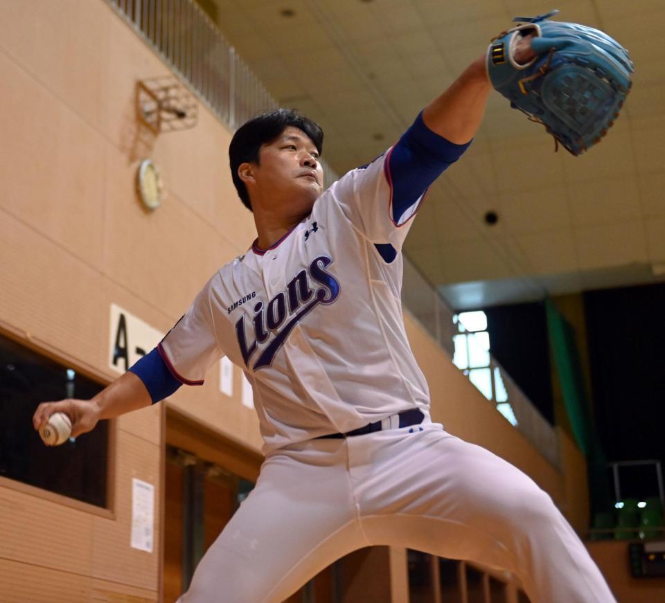 　室内練習場で投げ込む呉昇桓（撮影・田中太一）