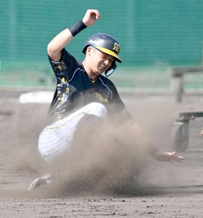 　二塁へ滑り込む井上（撮影・飯室逸平）