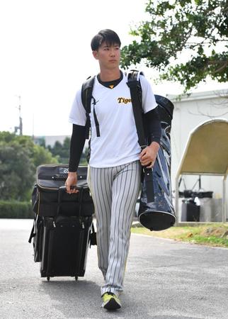 　球場入りする山田（撮影・中田匡峻）