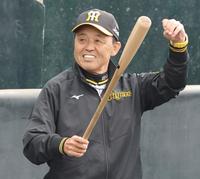 　バットを手に、練習を見る岡田監督（撮影・田中太一）