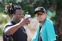 　ミエセス（左）の要望に応え、カメラに映り込む佐藤輝